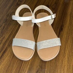 Dream Pairs White and Silver Sandals Size 7